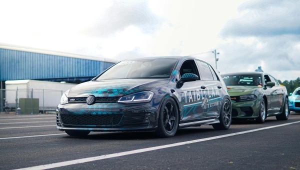 Tjunirani Volkswagen Golf GTI na trkačkoj stazi – simbol GTI tuning kulture i personalizacije automobila.