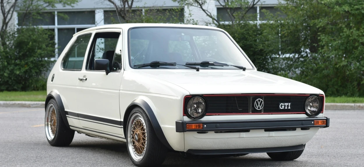 Klasični Volkswagen Golf GTI Mk1 u beloj boji – prvi GTI model iz 1976. godine koji je pokrenuo hot hatch revoluciju.