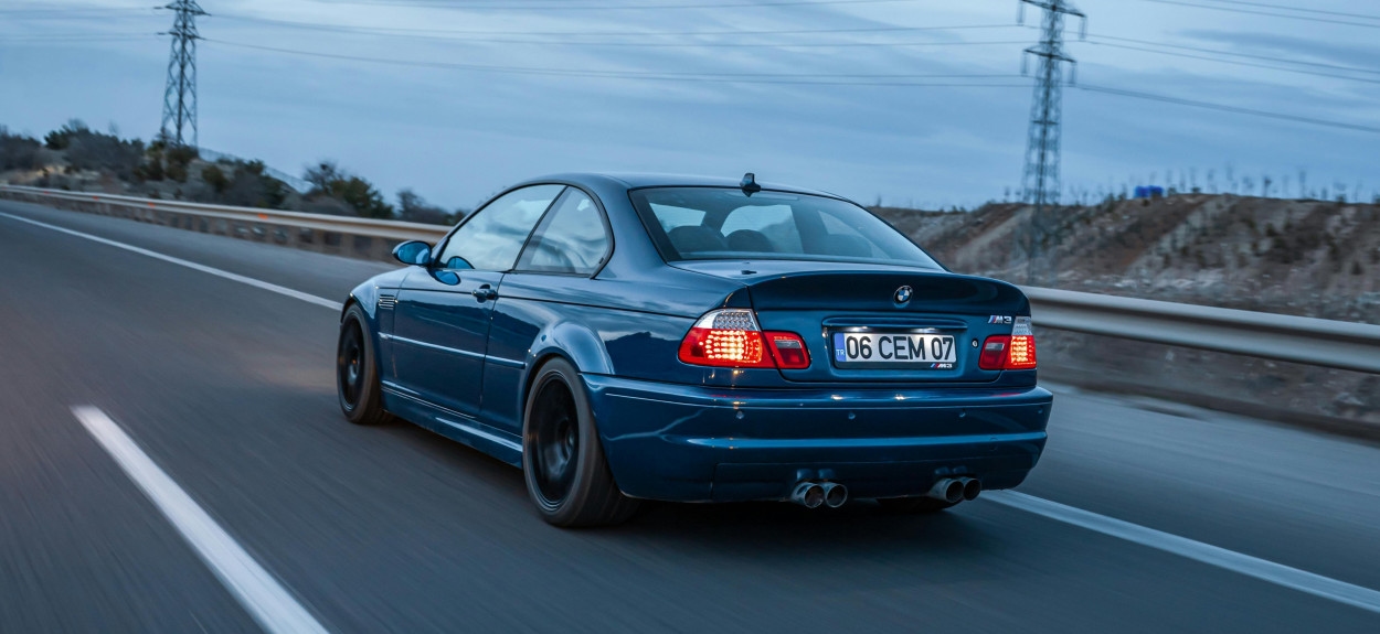 Plavi BMW M3 E46 GTR posmatran otpozadi u pokretu na putu, drumska verzija legendarnog trkačkog automobila