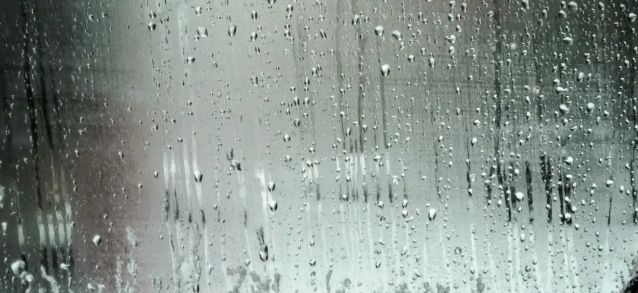 Voda i kondenzacija na unutrašnjem staklu automobila – primer vlage u autu tokom hladnog vremena
