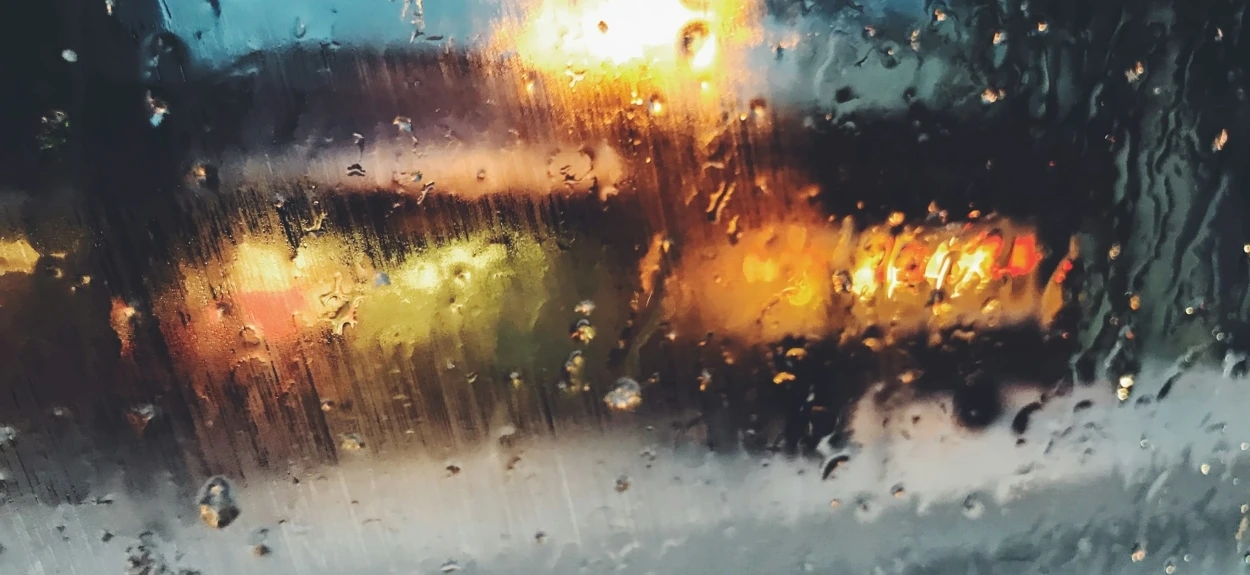 Magla na šoferci i zamagljeno staklo tokom noćne vožnje, svetla grada u pozadini