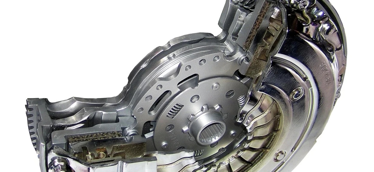 Presjek dvomasenog plivajućeg zamajca i kompleta kvačila – prikaz unutrašnje mehanike i opruga