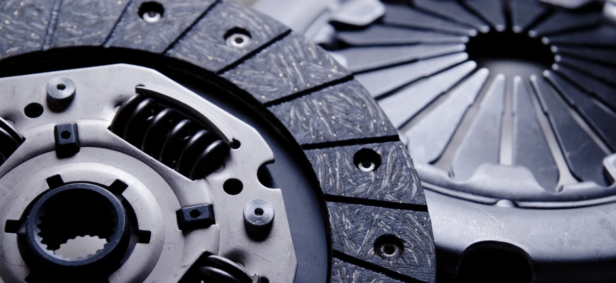 Detaljan prikaz lamele kvačila i površine zamajca u automobilskom motoru