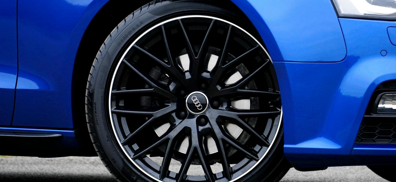 Pravilno centriran točak na automobilu sa idealnim naležanjem gume na podlogu