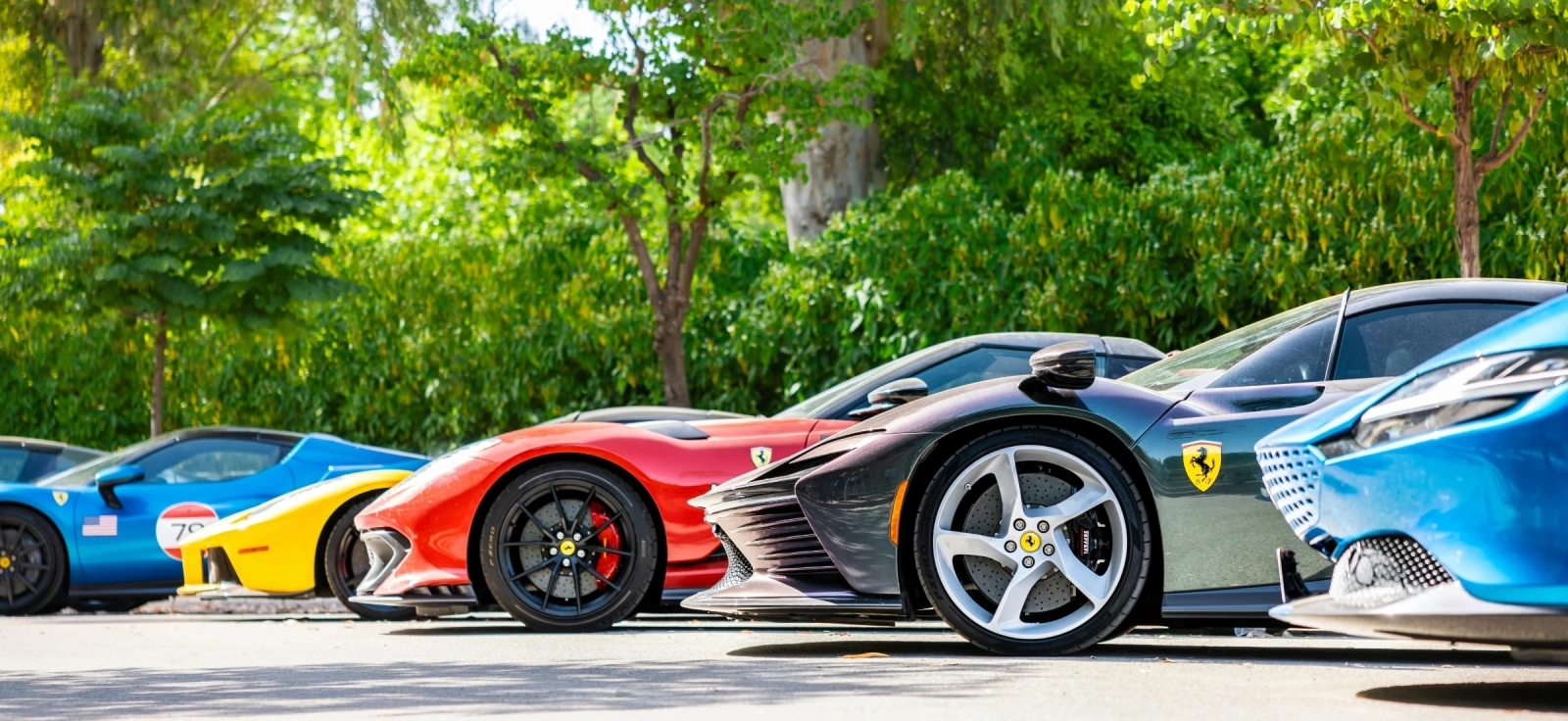 Ferrari sportski automobili parkirani u nizu, simbol italijanskog dizajna i prepoznatljivih imena