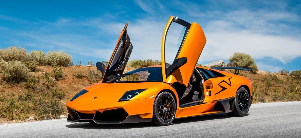 Narandžasti Lamborghini Diablo SV sa otvorenim vratima na putu u Italiji