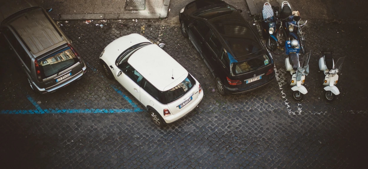 Benzinski automobil u gradskoj vožnji i parkiranju na kratkim relacijama