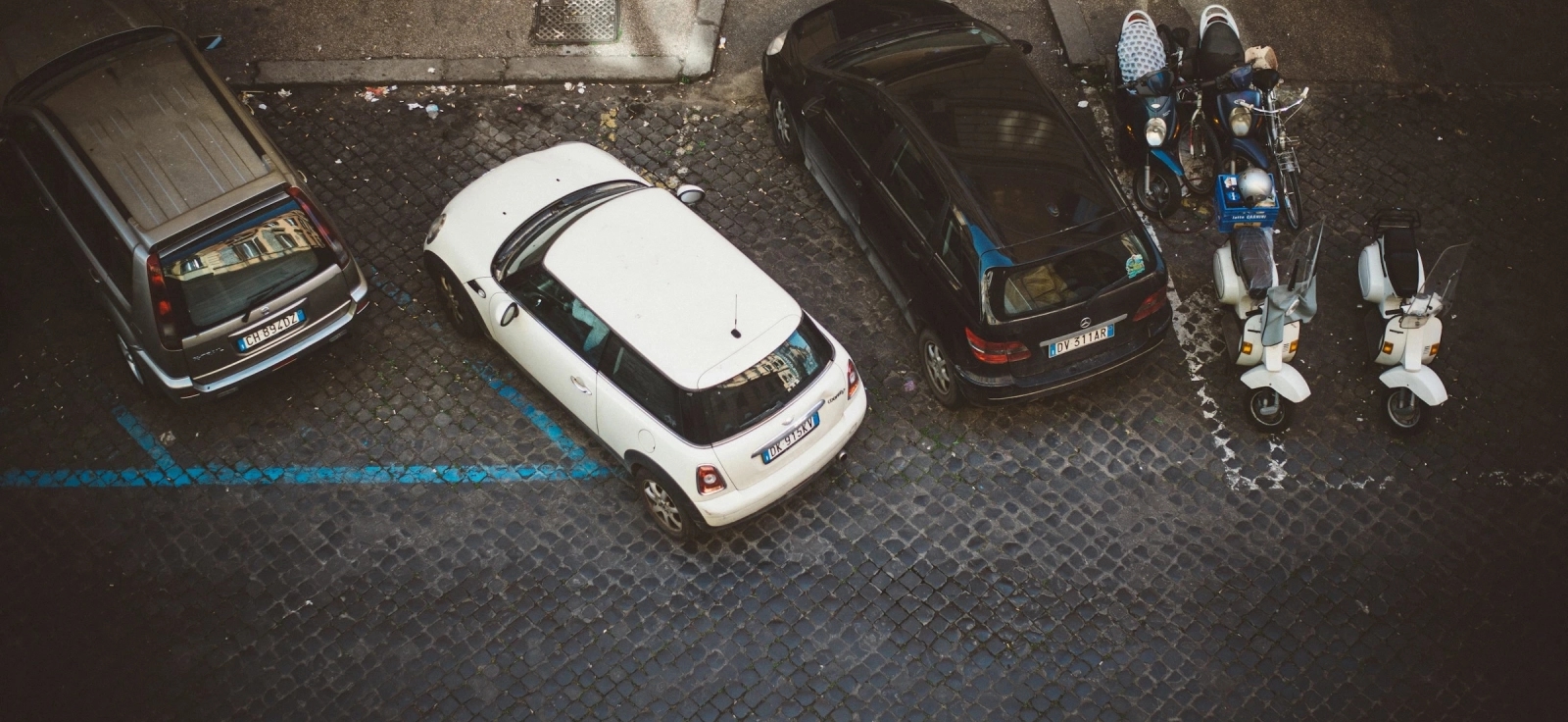 Benzinski automobil u gradskoj vožnji i parkiranju na kratkim relacijama