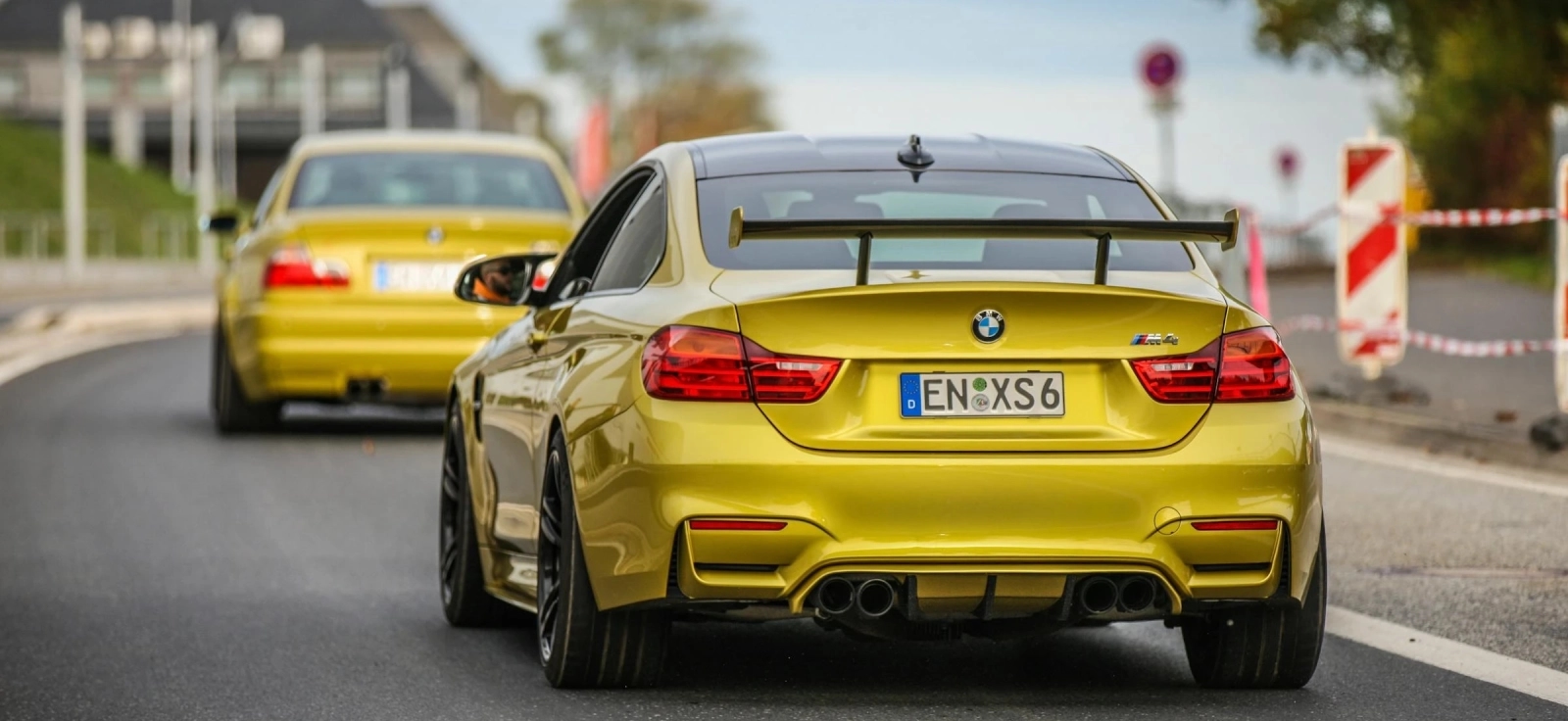 Benzinski sportski automobil u gradskoj vožnji kao primer benzin ili dizel izbora