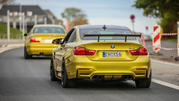 Benzinski sportski automobil u gradskoj vožnji kao primer benzin ili dizel izbora