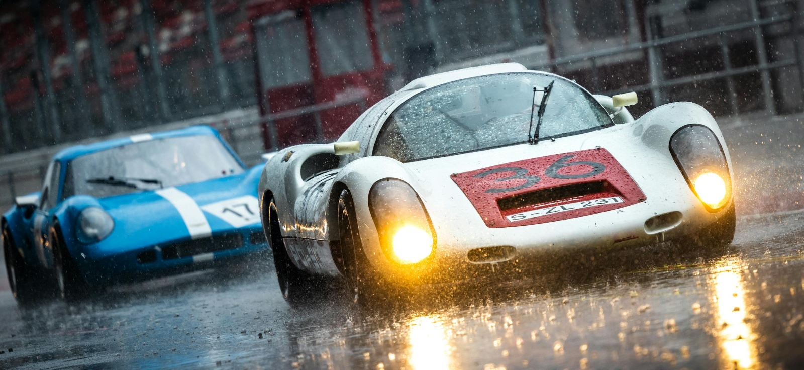 Trkački automobili voze kroz jaku kišu na Le Manu, testirajući granice izdržljivosti i tehnologije svetala