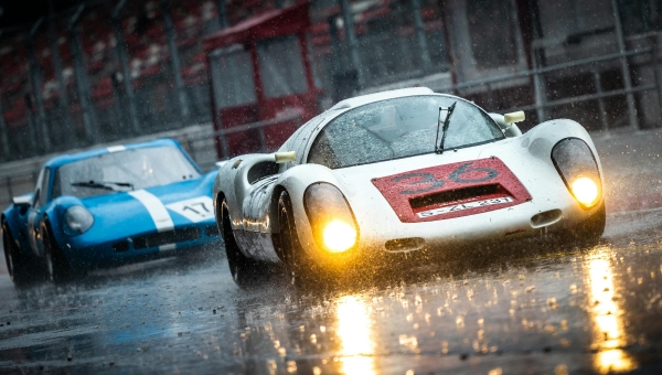 Trkački automobili voze kroz jaku kišu na Le Manu, testirajući granice izdržljivosti i tehnologije svetala