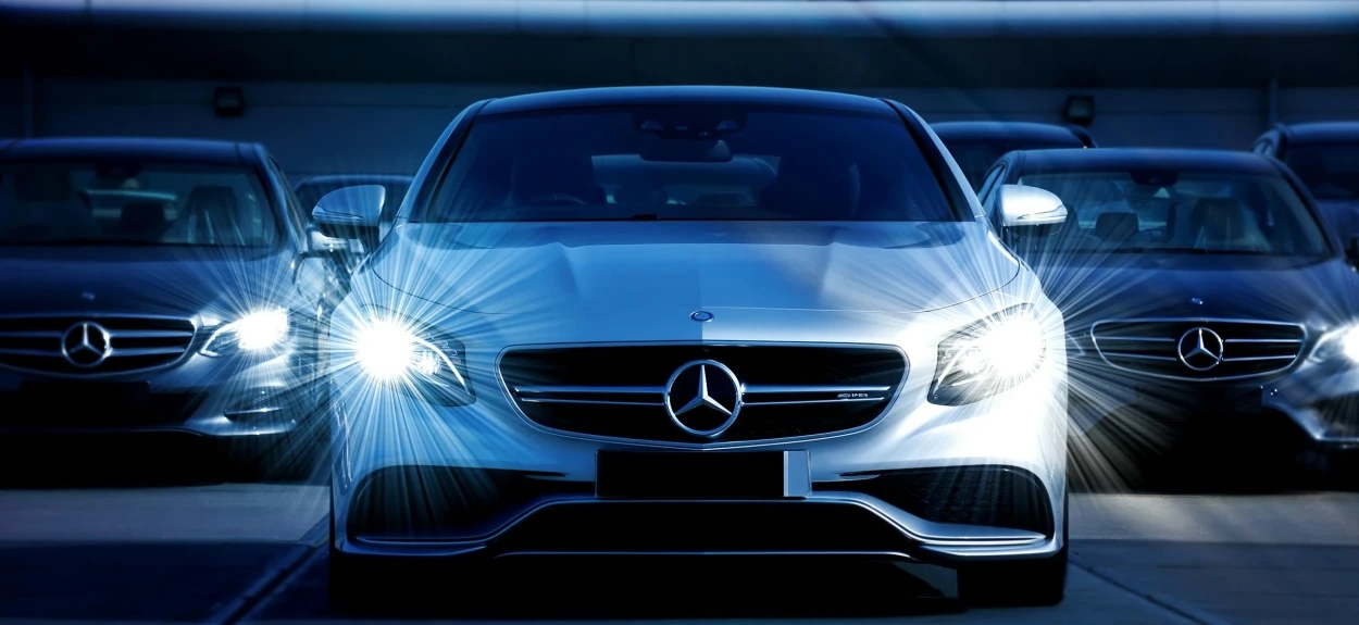 Automobili marke Mercedes sa upaljen svetlima.