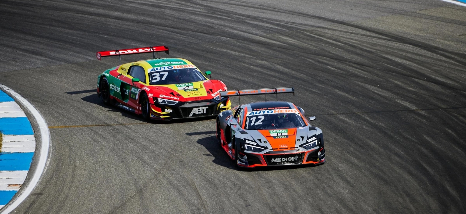 Prizak automobilske trke sa dva automobila koja izlaze iz krivine.