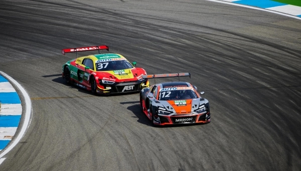 Prizak automobilske trke sa dva automobila koja izlaze iz krivine.