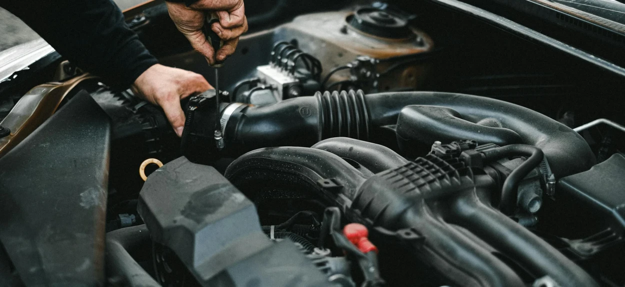 Pregled motora tokom redovnog servisa automobila