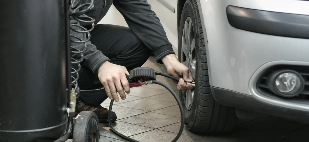 Provera pritiska u gumama u auto-servisu