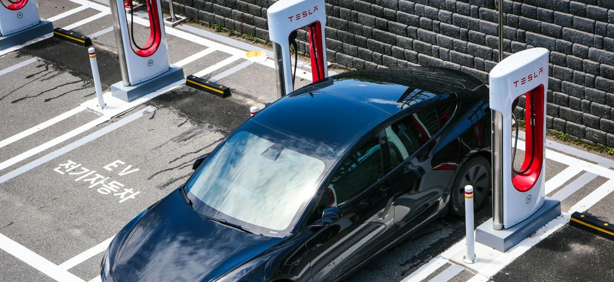Hibridni i električni automobil priključeni na punjač – prikaz moderne tehnologije i uštede energije