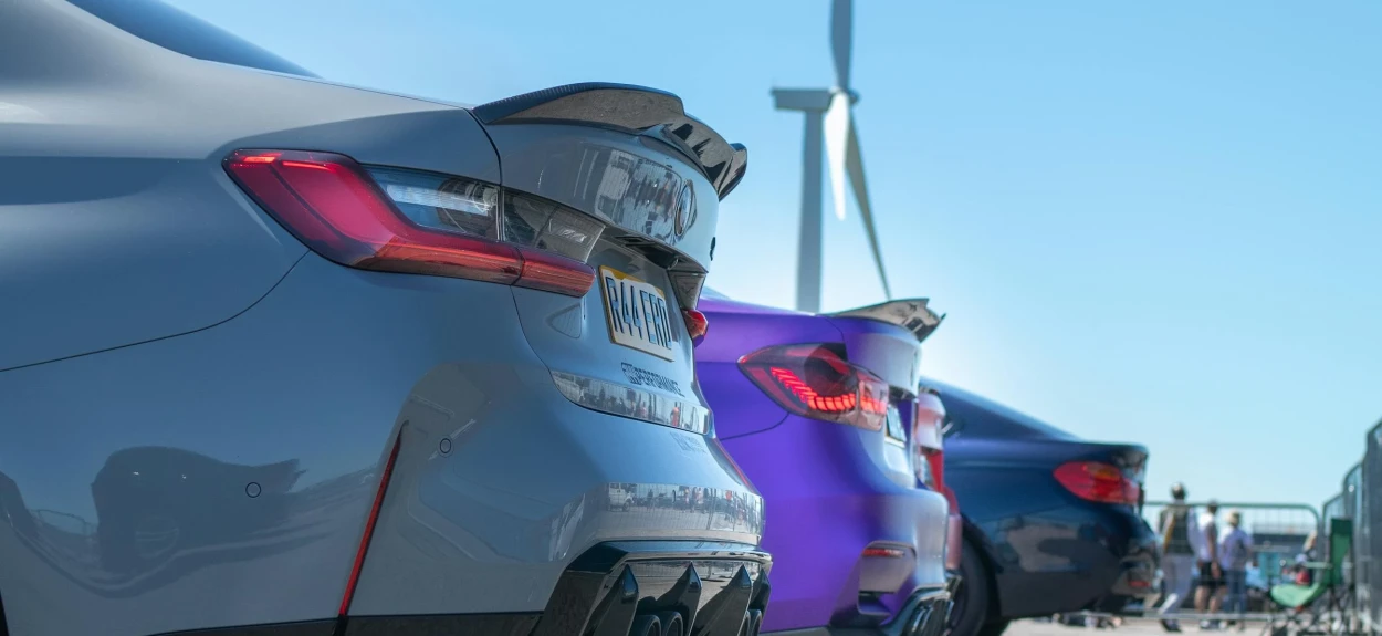 Različiti automobili parkirani – benzin, dizel, hibrid i električni modeli jedan pored drugog