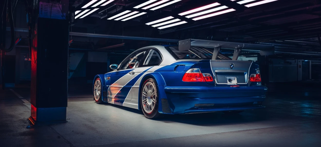 BMW M3 GTR ALMS verzija sa V8 motorom parkirana u trkačkoj garaži
