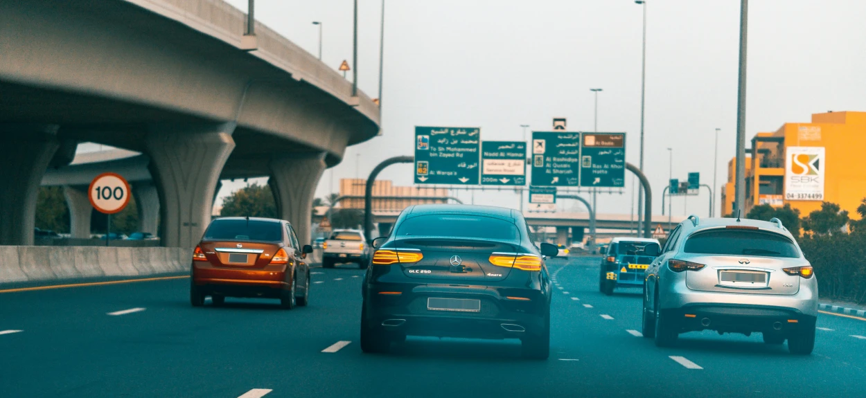 Pogleda iz automobila na tri vozila ispred sebe u toku vožnje.