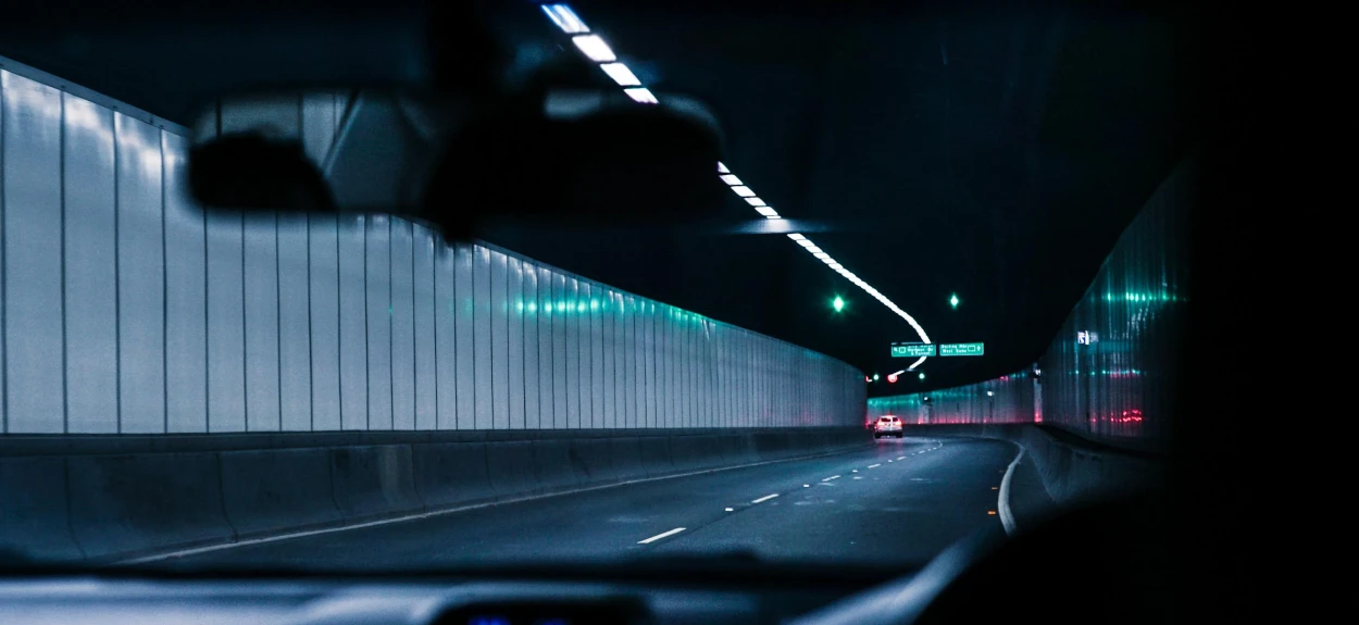Pogled iz automobila u toku noćne vožnje.