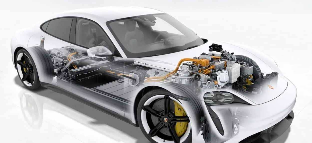 Transparentni prikaz unutrašnje strukture električnog automobila sa motorom, baterijom i elektronikom