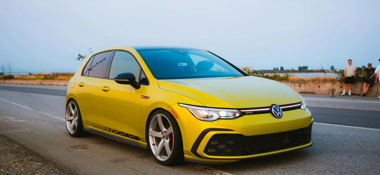 Volkswagen Golf GTI Mk8 u žutoj boji na putu – moderna verzija legendarne GTI serije, spoj digitalne tehnologije i vozačke strasti.